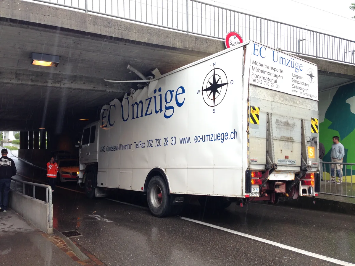 Ein Lastwagen, der in einer Unterführung stecken geblieben ist.